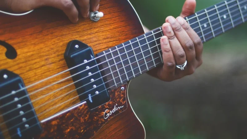Czy trudno nauczyć się grać na gitarze