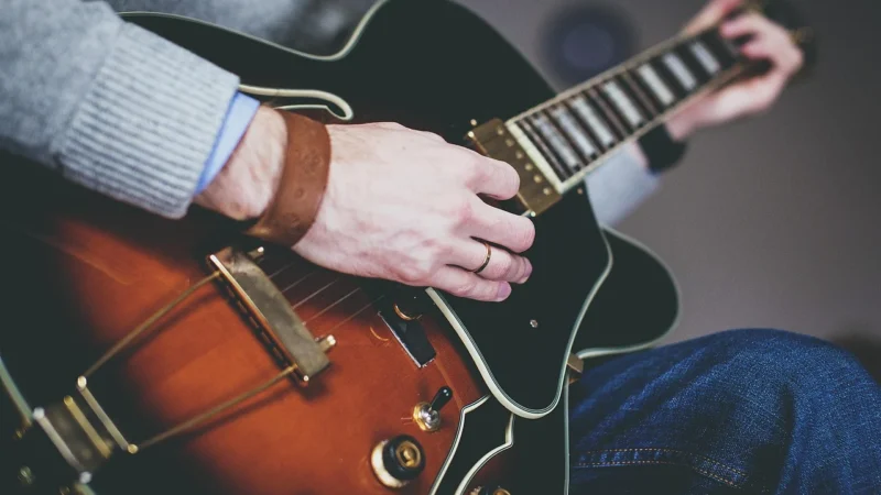 Ile czasu potrzeba by nauczyc się grać na gitarze