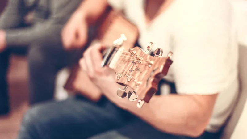 Jak długo trwa nauka gry na gitarze