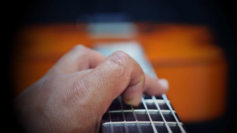 Jak nauczyć się grać na gitarze bez gitary
