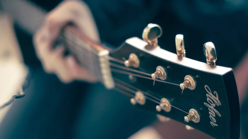 Jak trzymać rękę na gitarze