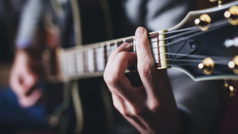 Jak zacząć uczyć się grać na gitarze