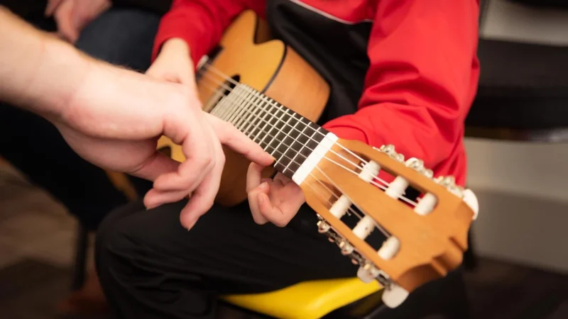 W jakim wieku zacząć naukę gry na gitarze
