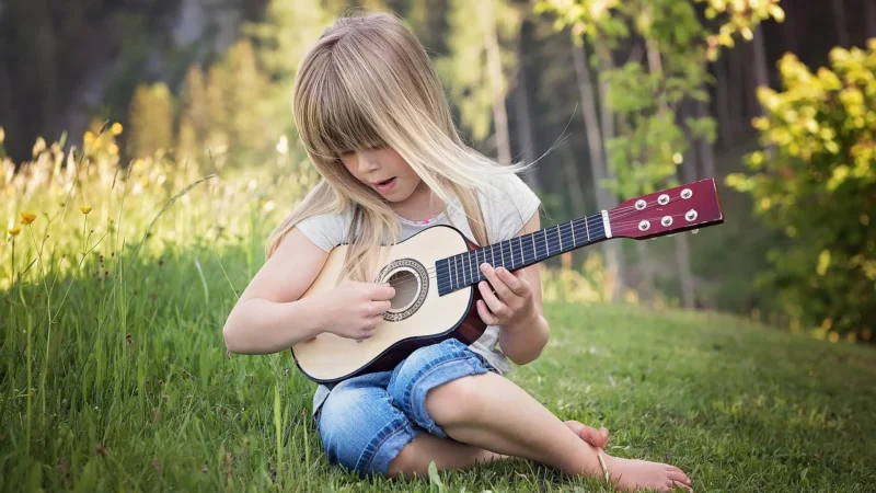 W której ręce trzyma się gitarę